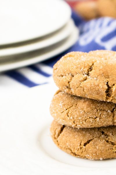 A gingersnap cookies recipe that is delicious and chewy! #SweetTreats #HousefulOfCookies