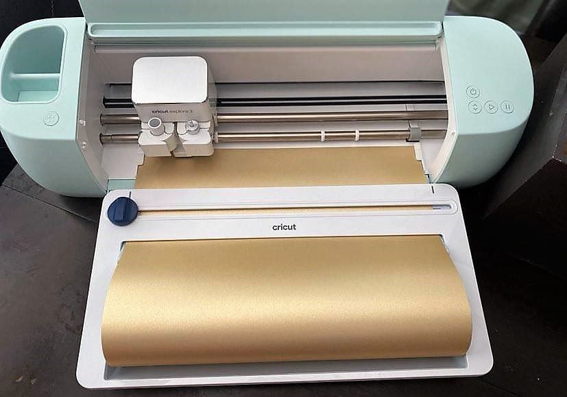 Cricut Smart Material Loaded with Cricut Roll Holder | www.divaswithapurpose.com