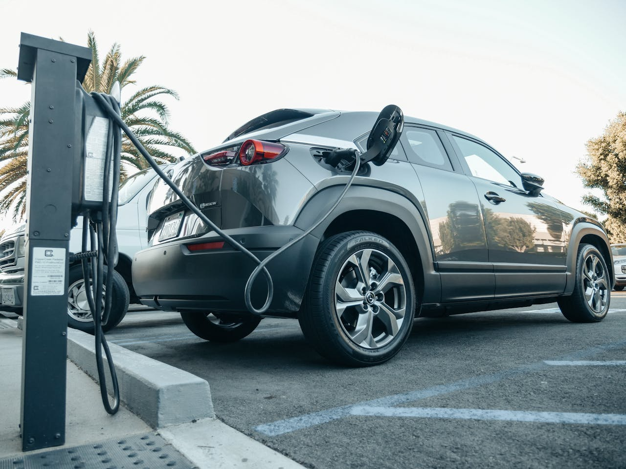 electric vehicle charging at public station for cost-efficient driving